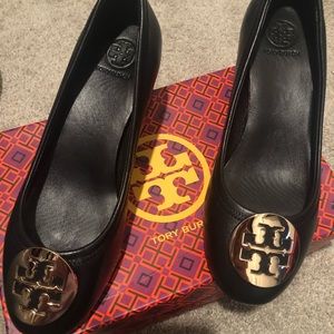 TORY BURCH BLACK/GOLD SHOES